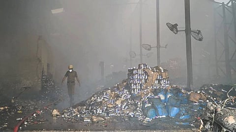 കൊൽക്കത്ത ഗോഡൗണിലെ തീപിടിത്തത്തിൽ മരിച്ചവരുടെ എണ്ണം 21 ആയി; തങ്ങളുടെ ഗോഡൗണിലാണ് തീപിടിത്തം ഉണ്ടായതെന്ന വാർത്ത നിഷേധിച്ച് 'വൗ മോമോസ്'