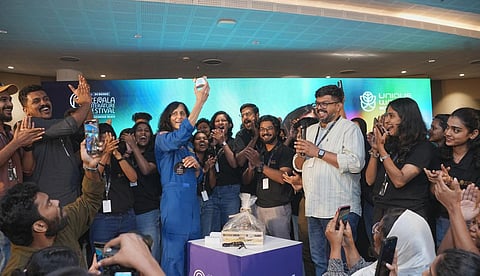 റോബോട്ട് നായ്ക്കുട്ടി 'ഗോര്‍ബി'യെ സുനിത വില്യംസിന് സമ്മാനിച്ച് യുണീക് വേള്‍ഡ് റോബോട്ടിക്‌സ്