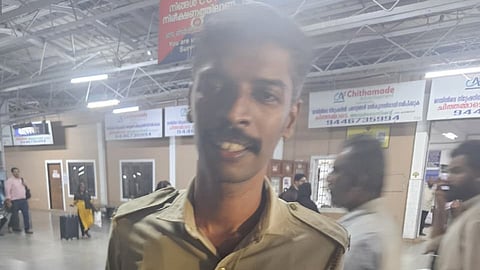 മാതാപിതാക്കള്‍ കയറിയതിനു പിന്നാലെ വാതിലടഞ്ഞു... വന്ദേഭാരതില്‍ കയറാനാകാതെ നിന്ന കുട്ടിക്ക് രക്ഷകനായി ആര്‍പിഎഫ് ഉദ്യോഗസ്ഥന്‍