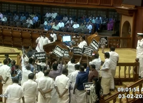 നിയമസഭയിൽ പ്രതിപക്ഷ പ്രതിഷേധം 