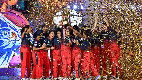 നാലാം തവണയും കണ്ണീരണിഞ്ഞ് ഡല്‍ഹി; കിരീടമുയര്‍ത്തി ആര്‍സിബി 