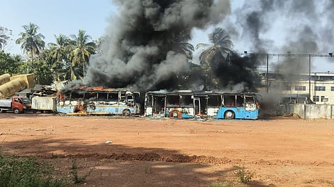 മലപ്പുറത്ത് കൊണ്ടോട്ടി-എയര്‍പോര്‍ട്ട് റോഡിന് സമീപം തീപിടിത്തം, നാല് ബസുകള്‍ കത്തി നശിച്ചു 