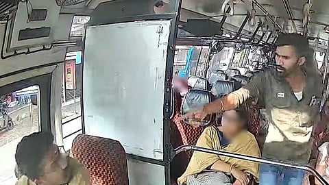 വണ്ടി കത്തിക്കും.. ഡ്രൈവറുടെ മൂക്ക് ഇടിച്ചു പൊട്ടിക്കുമെന്നും ഭീഷണി; പന്തളത്ത് ബസ് ജീവനക്കാർ തമ്മിൽ തർക്കം