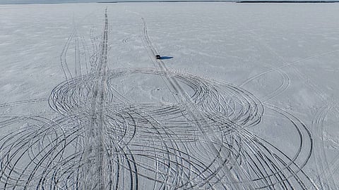 കടലിലൂടെ കാറോടിച്ചു പോകാം; പക്ഷേ, സീറ്റ് ബെല്‍റ്റ് ധരിക്കരുത്! 
