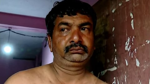 10 ലിറ്റർ പെട്രോൾ തലയിലൂടെ ഒഴിച്ച് ​ഗൃഹനാഥൻ്റെ ജീവനൊടുക്കൽ ഭീഷണി; സംഭവം ജപ്തിക്കായി ബാങ്ക് ജീവനക്കാർ വീട്ടിലെത്തിയപ്പോൾ