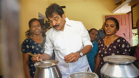 വിലക്കയറ്റത്തിനെതിരെ കോണ്‍ഗ്രസിന്‍റെ വേറിട്ട പ്രതിഷേധം; അടുക്കളയിൽ കയറി കപ്പ കഴിച്ച് കെ.സി.വേണുഗോപാൽ