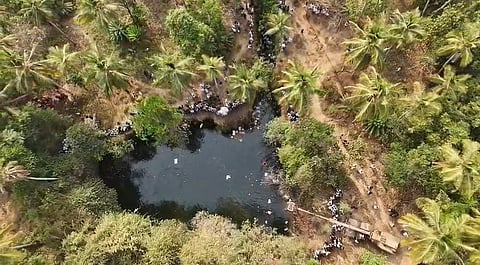 ആതവനാട് നിയന്ത്രണം വിട്ട മിനി ലോറി ക്വാറിയിലെ വെള്ളക്കെട്ടിലേക്ക് മറിഞ്ഞു; കുടുങ്ങിക്കിടക്കുന്ന ആൾക്കായി തെരച്ചിൽ