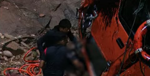 പരിശ്രമങ്ങൾ വിഫലം!  ആതവനാട് ക്വാറിയിലെ വെള്ളക്കെട്ടിൽ മുങ്ങിയ ലോറി ഉയർത്തി; കാബിനുള്ളിൽ കുടുങ്ങിയ നിലയിൽ സഹായിയുടെ മൃതദേഹം