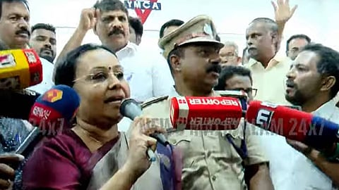 ആരോ​ഗ്യമന്ത്രിക്കെതിരെ പ്രതിഷേധം കടുപ്പിച്ച് പ്രതിപക്ഷം; പത്തനംതിട്ടയിലും കൊല്ലത്തും പ്രതിഷേധം; എൽഡിഎഫ്-യുഡിഎഫ് പ്രവർത്തകർ തമ്മിൽ വാക്കേറ്റം