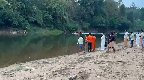 കുട്ടികൾ ഒഴുക്കിൽപ്പെട്ടു
