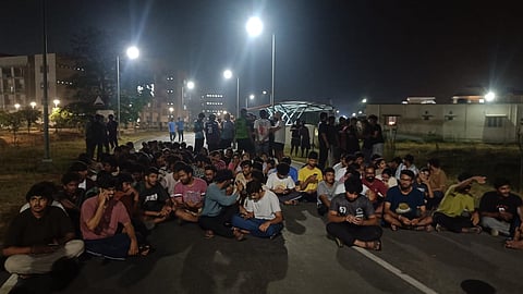 സുഹൃത്തുക്കൾക്കൊപ്പം 
ഡൈനിങ് ഹാളിലേക്ക് 
പോകുന്നതിനിടെ തലയ്ക്കടിയേറ്റു; കഞ്ചിക്കോട് ഐഐടി വിദ്യാർഥിനിക്ക് നേരെ അജ്ഞാതൻ്റെ ആക്രമണം