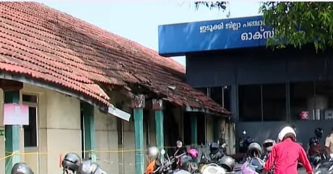 നിലംപൊത്താറായി തൊടുപുഴ ജില്ലാ ആശുപത്രിയിലെ കെട്ടിടം