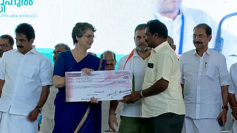 "അതിജീവനത്തിന്റെ പാതയിൽ നിങ്ങൾക്കൊപ്പം ഞങ്ങളുണ്ട്"; വയനാട്ടിൽ കോൺ​ഗ്രസ് നിർമിക്കുന്ന വീടുകൾക്ക് തറക്കല്ലിട്ട് രാഹുലും പ്രിയങ്കയും ​ 