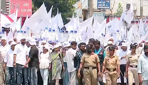 ഉന്നയിക്കുന്നത് മിനിമം വേതനമടക്കം സുപ്രധാന ആവശ്യങ്ങള്‍; സംസ്ഥാനത്തെ സ്വകാര്യ നഴ്‌സുമാരുടെ സമരം പുരോഗമിക്കുന്നു 