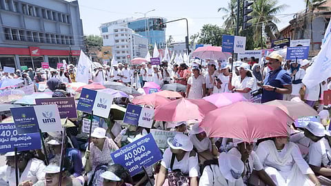 നഴ്‌സുമാരുടെ ശമ്പളം കൂട്ടും!
അടിസ്ഥാന ശമ്പളം 28,000 രൂപയാക്കാൻ സർക്കാർ; അംഗീകരിക്കാതെ യുഎന്‍എ