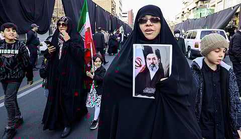 ഇറാനില്‍ ആക്രമണം ശക്തമാക്കുകയാണെന്ന് ഇസ്രയേല്‍; പിന്നാലെ മൊജ്തബയുടെ ചിത്രങ്ങളുമേന്തി ഇന്‍ക്വിലാബ് സ്‌ക്വയറില്‍ ഒത്തുകൂടി ജനം