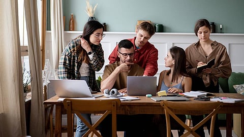 ട്രെൻഡിങ് ആവുന്ന ഓഫീസ് രീതികൾ, 'കോഫീ ബഡ്ജിംഗ്' പിന്തുടരുന്ന ജെൻ സീ