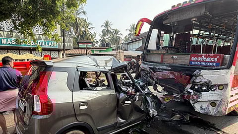 മലപ്പുറത്ത് സ്വകാര്യ ബസും കാറും കൂട്ടിയിടിച്ചു; ഡ്രൈവര്‍ അടക്കം മൂന്ന് പേർക്ക് ദാരുണാന്ത്യം 