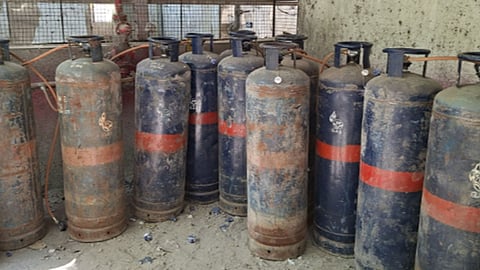 വിറകടുപ്പിലേക്ക് മടങ്ങൂ...!
മെനു പരിഷ്കരിക്കണം, സമയം ക്രമീകരിക്കണം; 
ഹോട്ടലുകൾക്ക് നിർദേശവുമായി അസോസിയേഷൻ