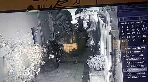 പാചകവാതക ക്ഷാമത്തിനിടെ സിലിണ്ടർ മോഷണം; ചാലയിലെ ഹോട്ടലിൽ നിന്നുള്ള കവർച്ചയുടെ സിസിടിവി ദൃശ്യങ്ങൾ പുറത്ത്