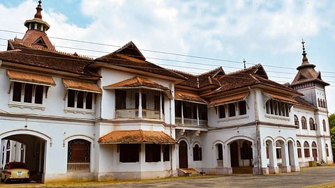 അതീവ സുരക്ഷ തകര്‍ത്ത് 2 കോടിയുടെ ആഭരണം മോഷ്ടിച്ചത് ആര്? കവടിയാര്‍ കൊട്ടാരത്തിലെ മോഷണം അന്വേഷിക്കാന്‍ പ്രത്യേക സംഘം 