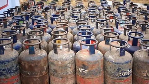 പാചകവാതക ക്ഷാമത്തിൽ പ്രതിഷേധം; തിങ്കളാഴ്ച ഹോട്ടലുകൾ അടച്ചിടും