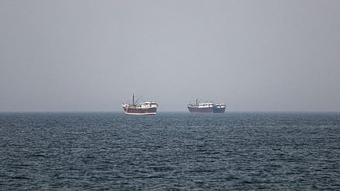 ഒരു ദിവസം കടന്നുപോകുന്നത് ആറ് കപ്പലുകൾ മാത്രം; ഹോർമുസ് കടലിടുക്കിലൂടെ കടന്നുപോകുന്ന കപ്പലുകളേത്?