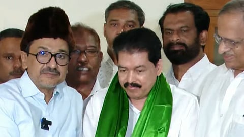 "തറവാട്ടിൽ തിരിച്ചെത്തി"; കാരാട്ട് റസാഖ് പാണക്കാട്ടെത്തി അംഗത്വം സ്വീകരിച്ചു