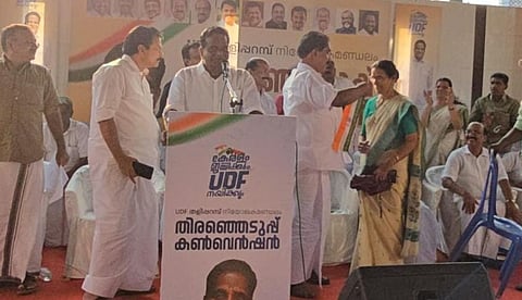 ടി.കെ. ഗോവിന്ദന്റെ തെരഞ്ഞെടുപ്പ് കണ്‍വെന്‍ഷന്‍ വേദിയില്‍ സിപിഐഎം ശ്രീകണ്ഠാപുരം ഏരിയ കമ്മിറ്റി അംഗമായ ഭാര്യ രമണിയും