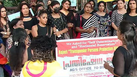ട്രാൻസ്ജെൻഡർ അവകാശ ഭേദഗതി ബില്ലിനെതിരെ പ്രതിഷേധവുമായി വിവിധ സംഘടനകൾ; തൃശൂരിൽ ബിൽ കത്തിച്ച് പ്രതിഷേധിച്ചു