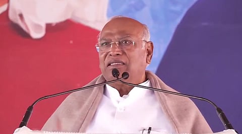 "കേരളത്തിൽ ഇപ്പോൾ കമ്യൂണിസ്റ്റ് ജനതാ പാർട്ടി"; സിപിഐഎമ്മിനെതിരെ ഡീൽ ആരോപണത്തിൽ ആഞ്ഞടിച്ച് ഖാർഗെ