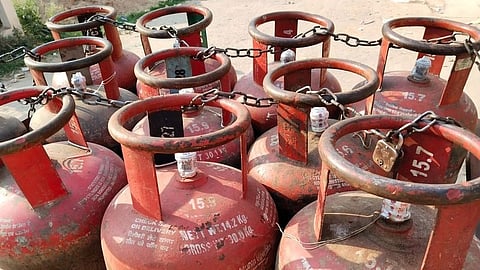 ഡെലിവറി വാഹനത്തിൽ നിന്ന് മോഷ്ടിച്ചത് 27 എൽപിജി സിലിണ്ടറുകൾ; 22 എണ്ണവും കാലിക്കുറ്റികൾ! അന്വേഷണം ആരംഭിച്ച് പൊലീസ്