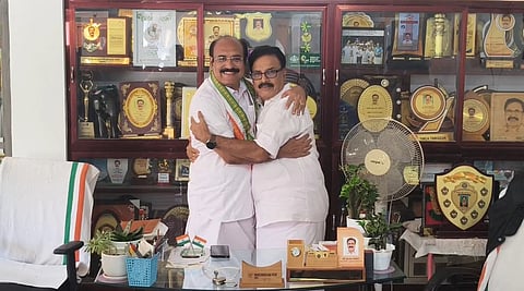 എം.കെ. വർഗീസ് രാജൻ പല്ലനൊപ്പം