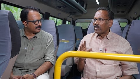 ടി.പി. രാമകൃഷ്ണന്‍ ന്യൂസ് മലയാളം ഇലക്ഷൻ ട്രാവലറിൽ