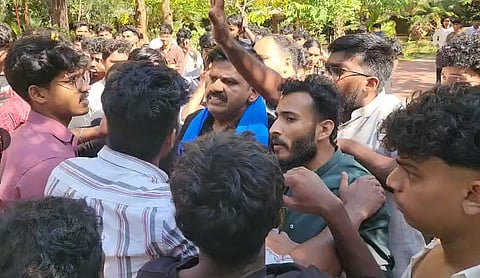 കാഞ്ഞങ്ങാട് നെഹ്റു കോളേജിൽ സംഘർഷം; സന്ദീപ് വാര്യരെ എസ്എഫ്ഐ പ്രവർത്തകർ കയ്യേറ്റം ചെയ്തതായി പരാതി