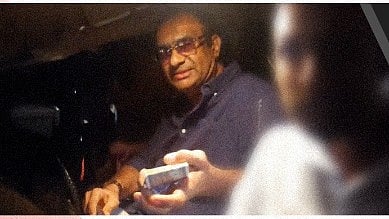 കാസർഗോഡ് വോട്ടർമാർക്ക് പണം നൽകി സ്വാധീനിക്കാൻ ശ്രമിച്ചെന്ന പരാതിയുമായി എൽഡിഎഫ്; കല്ലട്ര മാഹിൻ്റെ സഹോദരങ്ങളെ പ്രവർത്തകർ  തടഞ്ഞു