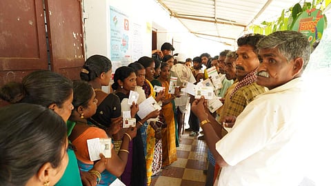 കേരളം വിധിയെഴുതുന്നു; 50.71%  പോളിങ്, കനത്ത ചൂടിലും പോളിങ് ഉയരുന്നു