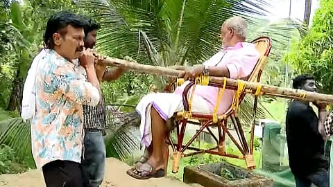 പോളിങ് ബൂത്തിലെത്താൻ 57 പടികൾ കയറണം; ആറന്മുള ശ്രീ നാരായണ സ്കൂളിലേക്ക് പ്രായമായ വോട്ടർമാരെ എത്തിക്കാൻ ഡോളി സംവിധാനം