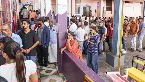 തൃശൂരിൽ വോട്ട് ചെയ്യാനെത്തിയ വയോധികൻ കുഴഞ്ഞുവീണു മരിച്ചു; വട്ടിയൂർക്കാവിൽ ആളുമാറി വോട്ട് ചെയ്തെന്ന് പരാതി 