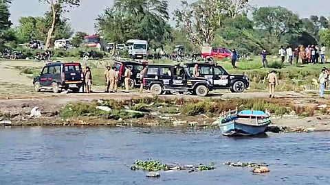 യമുനാ നദിയിലൂടെ ഭക്തരുമായി പോയ ബോട്ട് മുങ്ങി; യുപിയില്‍ 10 പേര്‍ക്ക് ദാരുണാന്ത്യം