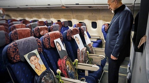 "രക്തത്തില്‍ മുങ്ങിയ സ്‌കൂള്‍ ബാഗും ഷൂസും"; ഇസ്ലാമാബാദിലേക്ക് പോയ ഇറാന്‍ പ്രതിനിധി സംഘത്തിന്റെ വിമാനത്തില്‍ കൂട്ടായി കുരുന്നുകളും 