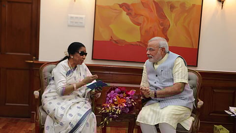 ആശാ ഭോസ്‌ലെയ്‌ക്കൊപ്പം നരേന്ദ്ര മോദി