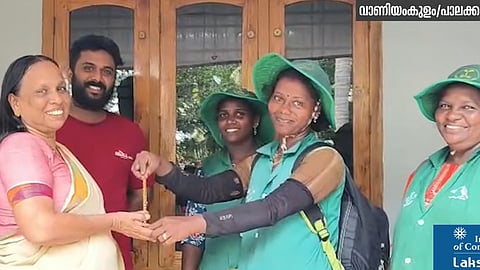 മാലിന്യങ്ങൾ വേർതിരിക്കുന്നതിനിടെ ലഭിച്ച സ്വർണമാല ഉടമയ്ക്ക് തിരികെ നൽകി; മാതൃകയായി വാണിയംകുളത്തെ ഹരിതകർമ സേനാംഗങ്ങൾ
