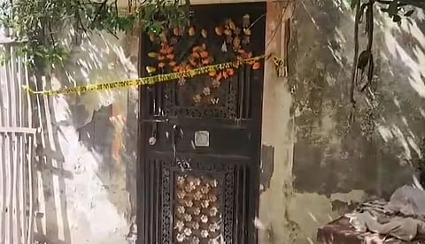 യുപിയില്‍ വീട്ടില്‍ കണ്ടെത്തിയ സ്ത്രീയുടെ അസ്ഥികൂടത്തിന് നാല് മാസം പഴക്കം, ദുര്‍ഗന്ധം ഒഴിവാക്കാന്‍ പെര്‍ഫ്യൂം ഉപയോഗിച്ച് പിതാവ്; ദുരൂഹത 