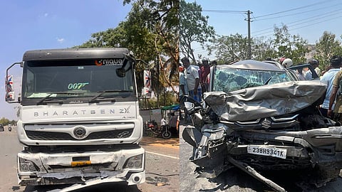 ഗുണ്ടൽപേട്ടിൽ കാറും ലോറിയും കൂട്ടിയിടിച്ച് അപകടം; മൂന്ന് മലയാളികൾക്ക് ദാരുണാന്ത്യം