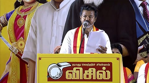 "തൊഴിൽരഹിതരായ ബിരുദധാരികൾക്ക് പ്രതിമാസം 4000 രൂപ, സൗജന്യ സിലിണ്ടർ"; പ്രകടന പത്രികയിൽ വമ്പൻ പ്രഖ്യാപനങ്ങളുമായി ടിവികെ