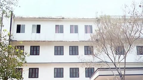 മാനേജ്‌മെൻ്റ് വെബ്സൈറ്റ്  അപ്രത്യക്ഷം, ആരോപണങ്ങളും കേസുകളും ചർച്ചാവിഷയം; 
അഞ്ചരക്കണ്ടി ഡെൻ്റൽ കോളേജ് ദുരൂഹ കേന്ദ്രമോ? 