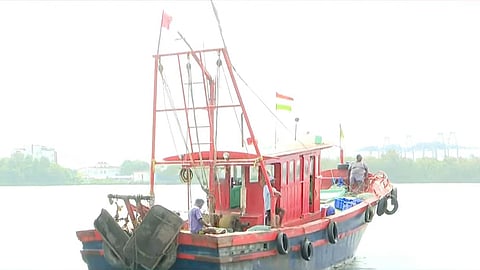 ചുട്ടുപൊള്ളുന്ന ചൂടും ഇന്ധനവില വർധനയും, ബോട്ടുകൾ മടങ്ങുന്നത് കാലിയായി; സംസ്ഥാനത്ത് മത്സ്യത്തൊഴിലാളികൾ പ്രതിസന്ധിയിൽ