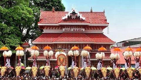 വെടിക്കെട്ട് ഒഴിവാക്കി തൃശൂർ പൂരം ആചാരപരമായി നടത്താൻ പാറമേക്കാവ്, തിരുവമ്പാടി ദേവസ്വങ്ങൾ; ഉന്നതതല യോഗത്തിൽ തീരുമാനമറിയിക്കും