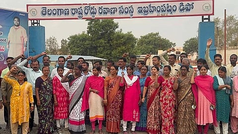 ശമ്പള പരിഷ്കരണം അടക്കമുള്ള ആവശ്യങ്ങളിൽ തീരുമാനമായില്ല, പണിമുടക്കി ടിജിആർടിസി ജീവനക്കാർ; പൊതുഗതാഗതം സ്തംഭിച്ചു 